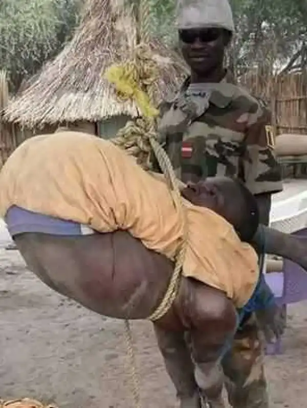 See The Punishment A Chadian Army Officer Metted Out To A Boko Haram Member (Photo)